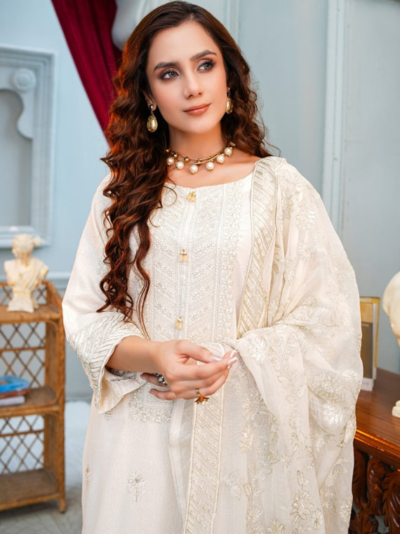 Dastan-e-Noori By 𝑴𝑨𝑵𝑰𝒁𝑨𝒀  Embroidered Karandi Collection (Design-02)