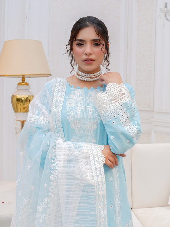 Khubsurat Sham By 𝑴𝑨𝑵𝑰𝒁𝑨𝒀 Embroidered Karandi Collection (Design-04)