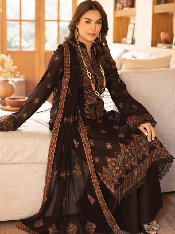 Maheen Noor-e-Fajar By Raeesa Lawn Collection 2025 (NF-1320)