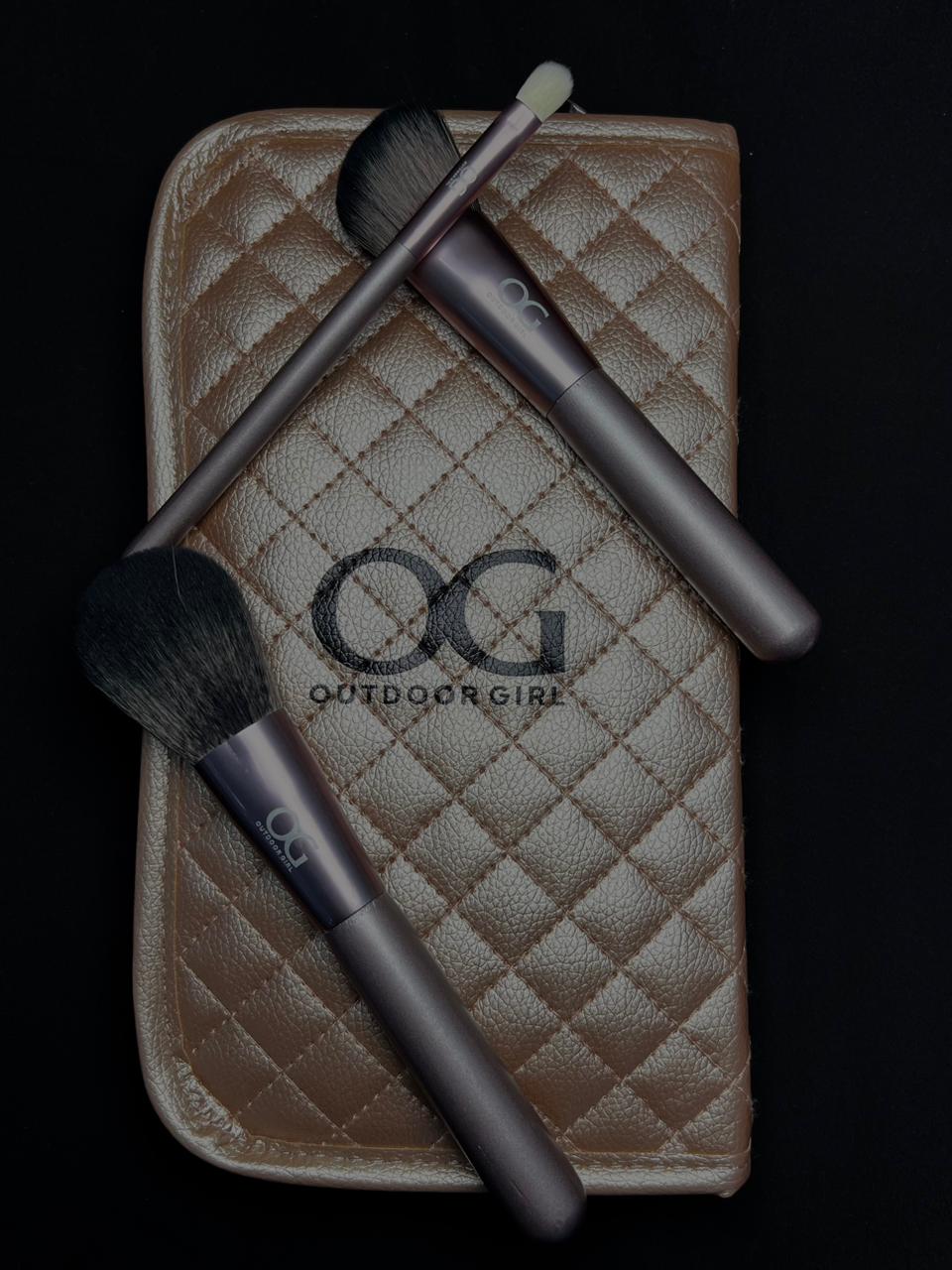 Professional makeup brushes and a matching quilted travel case from OG - Star Fabrics