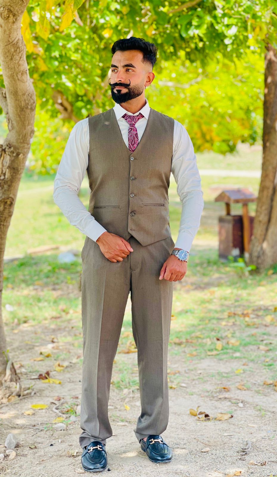 Elegant 3-Piece Formal Suit with Waistcoat, Paisley Tie & White Shirt