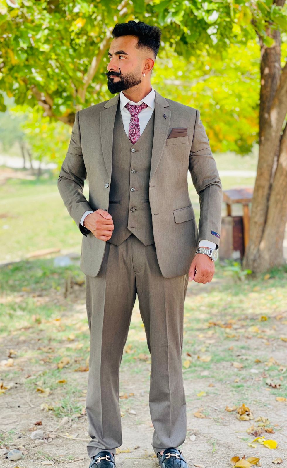 Elegant 3-Piece Formal Suit with Waistcoat, Paisley Tie & White Shirt