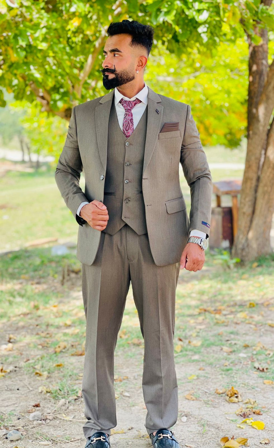 Elegant 3-Piece Formal Suit with Waistcoat, Paisley Tie & White Shirt