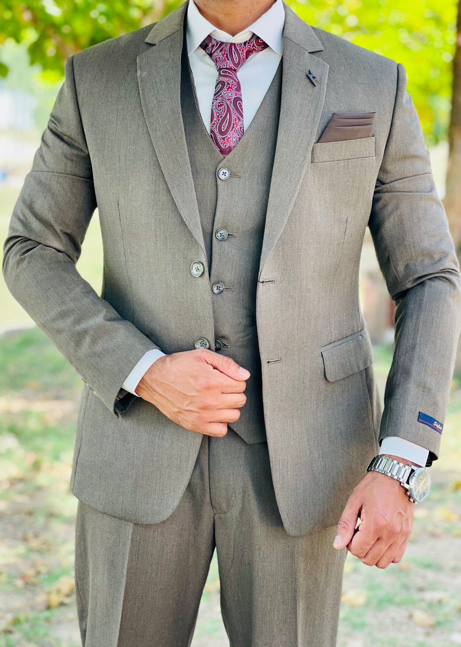 Elegant 3-Piece Formal Suit with Waistcoat, Paisley Tie & White Shirt